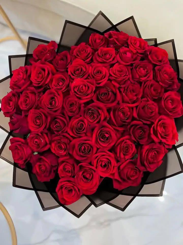 BayMapArt workshop space where corporate flower arrangements are designed and prepared for business delivery